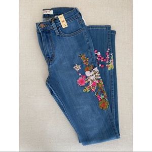 ✅ NWT* HIGH WAISTED FLOWER EMBROIDERED DENIM